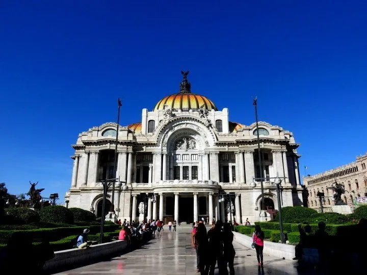 Palacio de Bellas Artes是贝拉斯艺术博物馆的所在地-非凡的建筑和艺术作品-在墨西哥城必须参观