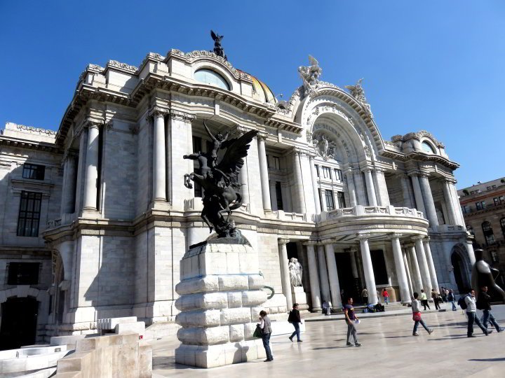 墨西哥城之旅-参观贝拉艺术宫-贝拉艺术博物馆所在地-由加泰罗尼亚艺术家Agustí Querol Subirats创作的飞马雕塑