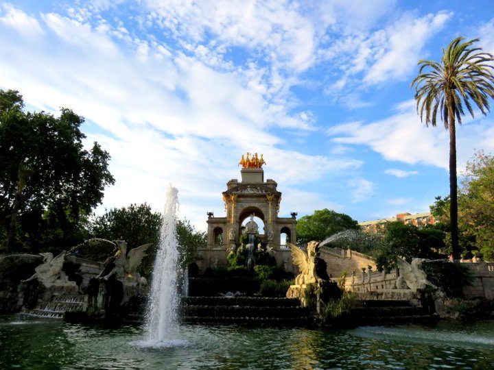 巴塞罗那公园Ciutadella喷泉瀑布纪念碑-一个在巴塞罗那旅游时不可错过的特色