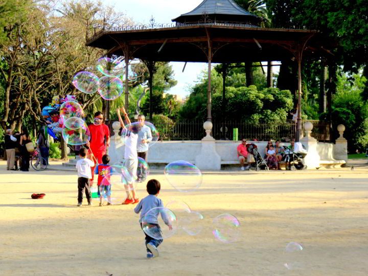 巴塞罗那Ciutadella公园的孩子们追逐泡沫