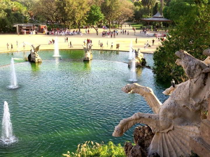 从卡斯卡达纪念碑看巴塞罗那公园丘塔德拉——在西班牙加泰罗尼亚巴塞罗那的拉里贝拉附近的公园里度过一天