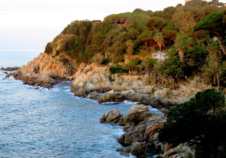 徒步Costa Brava - Lloret de Mar沿着岩石海岸线步行路径-西班牙加泰罗尼亚