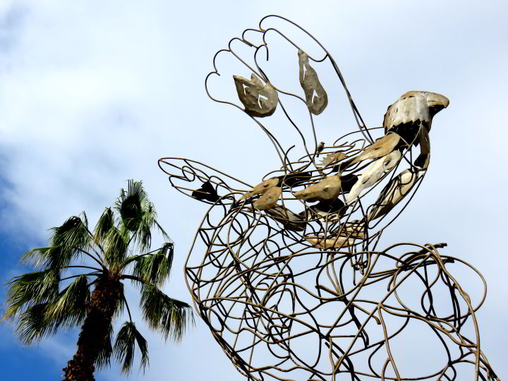 公共艺术Lloret de Mar Costa Brava——名为L'Orgull的金属雕塑