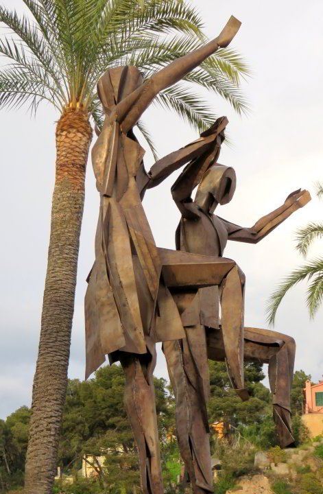 在Lloret de Mar的公共艺术-一对夫妇跳传统的加泰罗尼亚舞蹈Sardana由赫罗纳雕塑家Domènec Fita