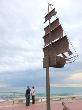 公共艺术Lloret de Mar Costa Brava - Lloret de Mar海滩上的帆船金属雕塑