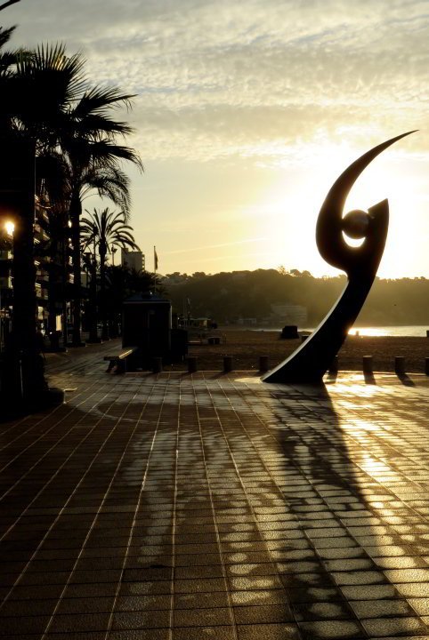 公共艺术在Lloret de Mar -雕塑L'Esguard由Rosa Serra位于海滩- Costa Brava加泰罗尼亚