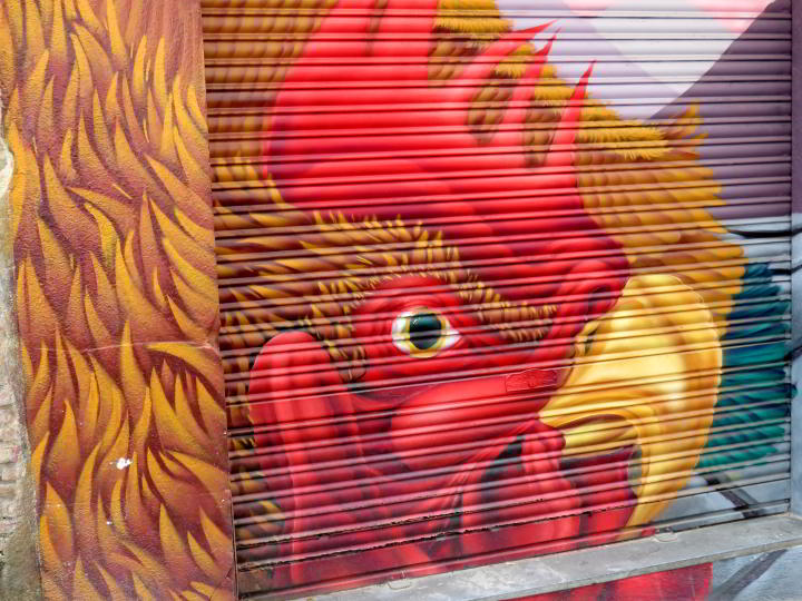 街头艺术在Lloret de Mar Costa Brava -公鸡壁画