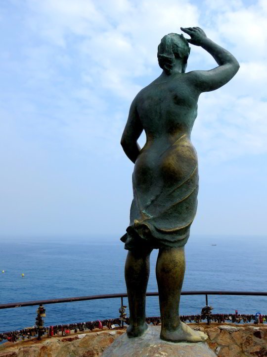 多娜·马里内拉雕像——欧内斯特·马格尔的渔夫之妻——俯瞰着加泰罗尼亚布拉瓦的地中海