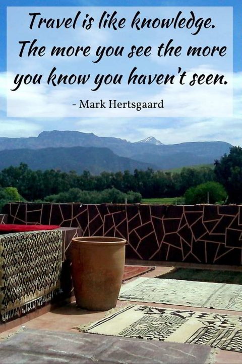 背景是摩洛哥的阿特拉斯山脉——马克·赫茨加德(Mark Hetsgaard)引用:旅行就像知识。你看到的越多，你就越知道你没有看到的