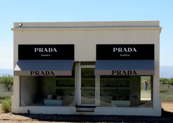 普拉达玛法(Prada Marfa)是德克萨斯州瓦伦丁附近的一个艺术装置。这是一家仿普拉达商店，里面摆满了普拉达的鞋子和手袋