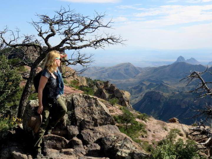独自一人的女性旅行——苏珊·摩尔(Susan Moore)在她最喜欢的大本德国家公园(Big Bend National Par)徒步旅行时，眺望着全景山景，失落的矿山小径#大本德#德州#徒步旅行#最好的想法