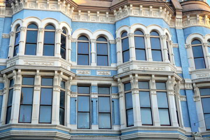 蓝色和奶油色-黑斯廷斯大楼-维多利亚时代的建筑，建于罗马式建筑-汤森港西澳