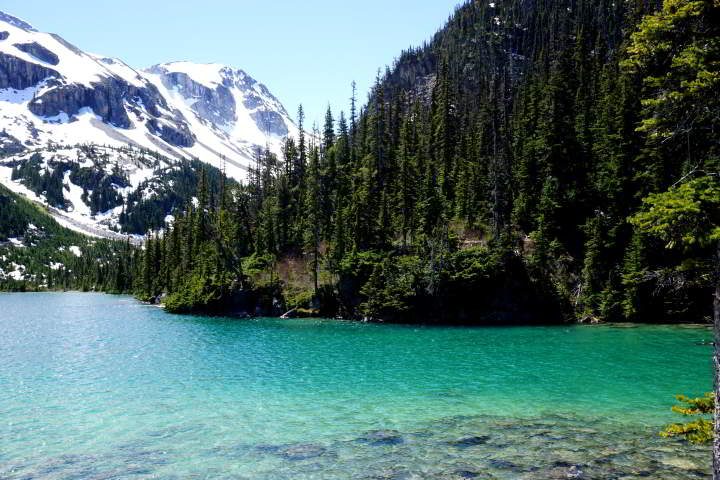 在加拿大不列颠哥伦比亚省惠斯勒Joffre湖徒步旅行的原始冰川喂养湖泊