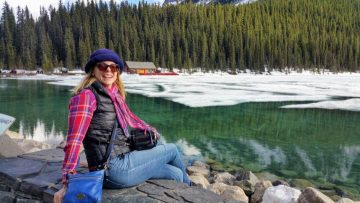 女性单人旅行——苏珊·摩尔在加拿大路易斯湖