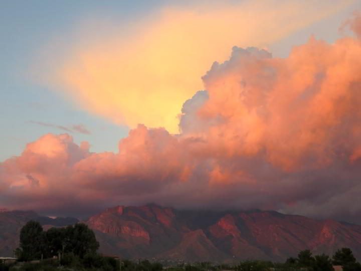 亚利桑那州图森市卡特琳娜山脉的日落