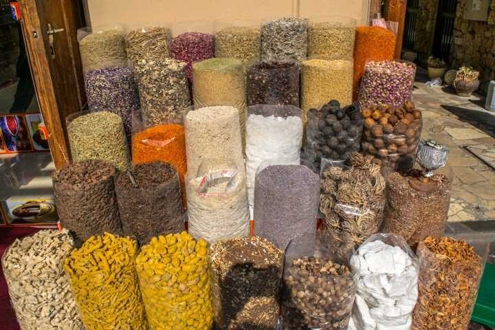 五彩缤纷的香料在迪拜黄金和香料市场在Deira附近展示