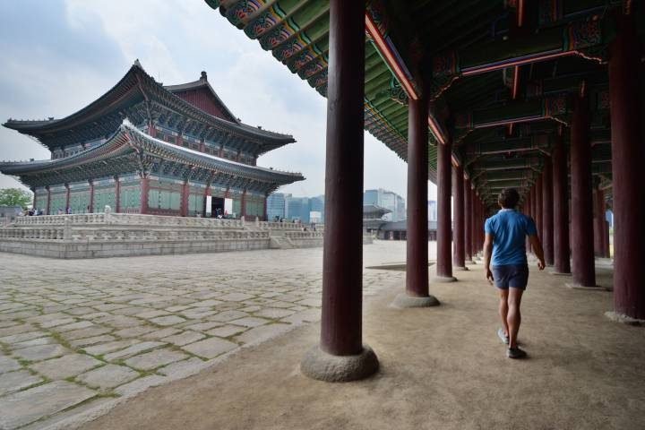 一名男子在韩国首尔昌德宫散步。