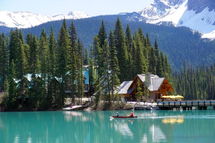 加拿大不列颠哥伦比亚省Yoho国家公园的翡翠湖小屋和宝石般的翡翠湖