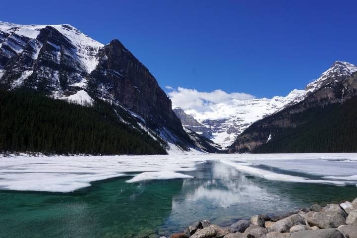路易斯湖是加拿大阿尔伯塔省班夫国家公园的一个蓝绿色冰川湖泊