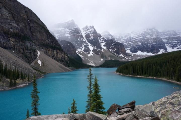 加拿大阿尔伯塔省班夫国家公园的蓝绿色冰碛湖自驾游