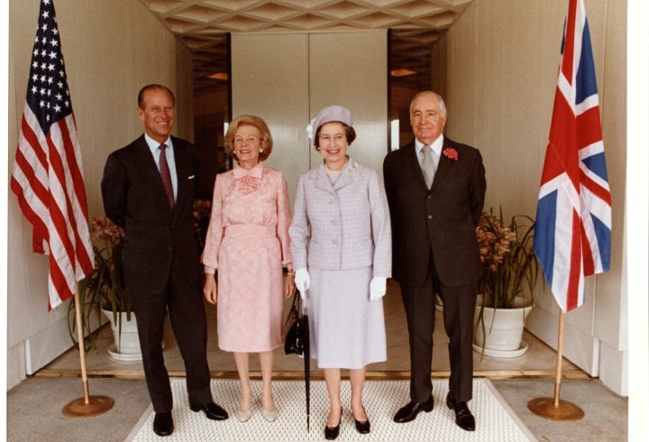菲利普亲王、李·安嫩伯格、伊丽莎白女王和沃尔特·安嫩伯格，1983年——图片来源:安纳伯格基金会信托基金会