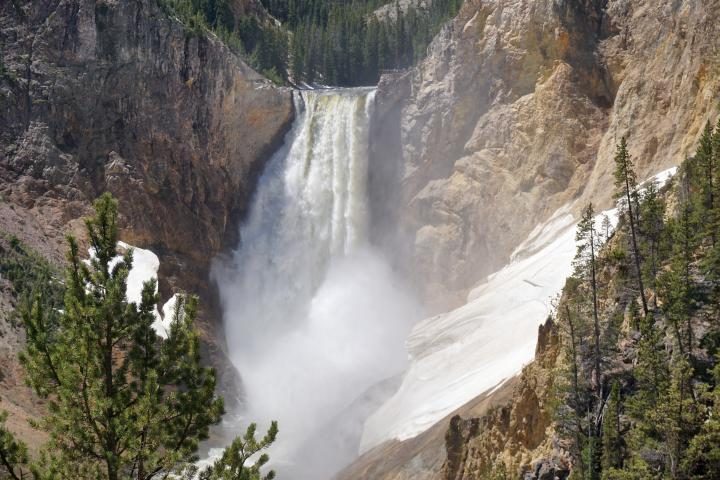 参观美国第一个国家公园的黄石瀑布