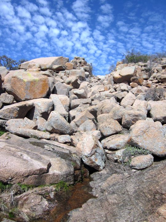 徒步德克萨斯州的魔法岩石小径和花岗岩巨石。