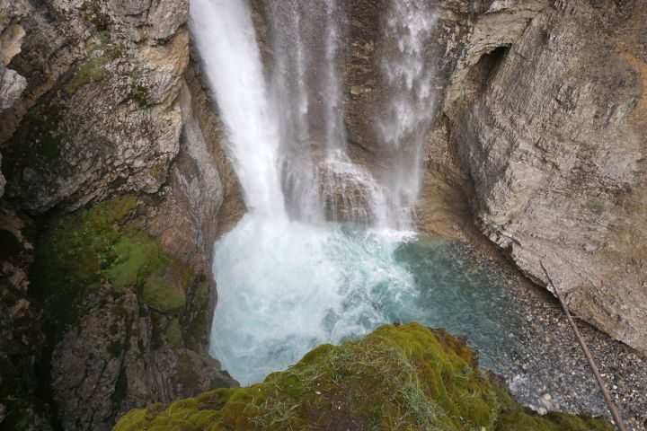 加拿大艾伯塔省班夫国家公园约翰斯顿峡谷上瀑布形成的约翰斯顿峡谷上瀑布池