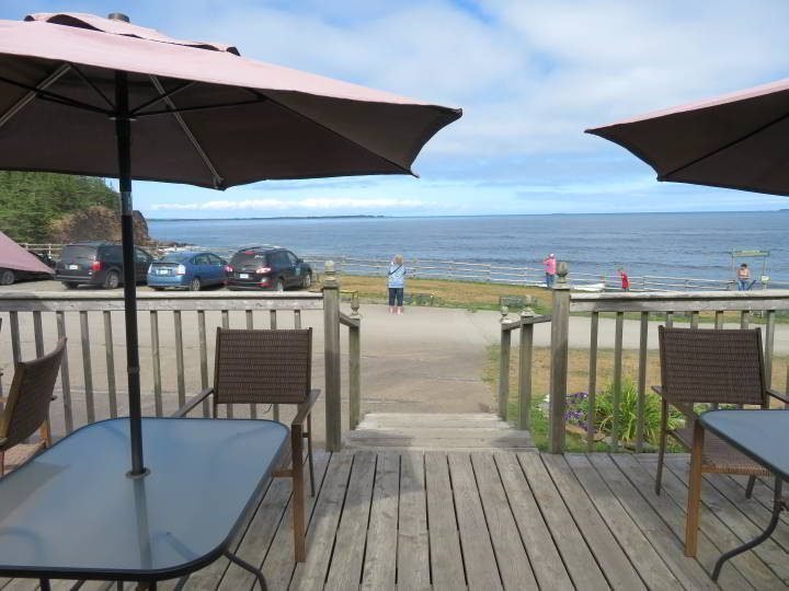 新斯科舍省烤箱自然公园的咖啡馆露台上的海滨风景