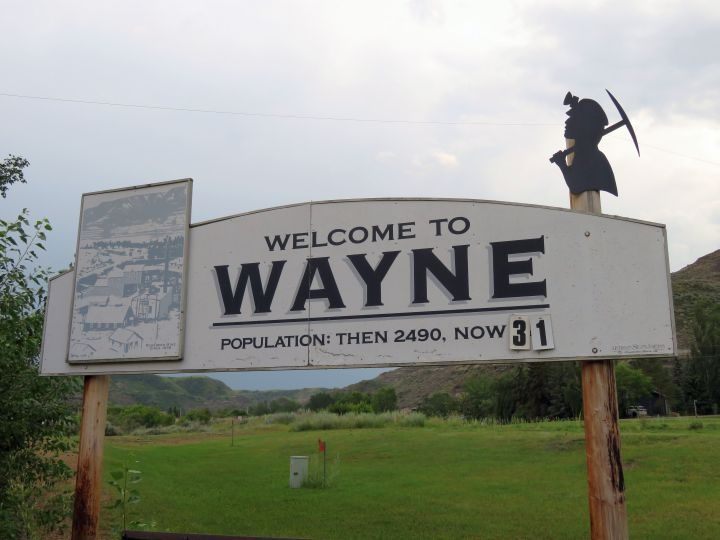 Sign欢迎游客来到Wayne Alberta，当时人口2490，现在是31。