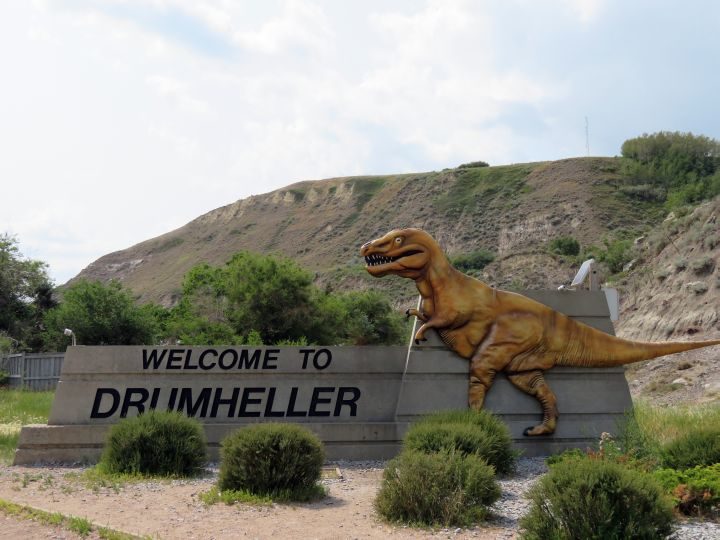 欢迎来到加拿大艾伯塔省荒地的德拉姆海勒恐龙标志。
