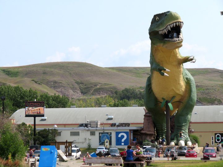 世界上最大的恐龙位于阿尔伯塔省德拉姆海勒市中心。