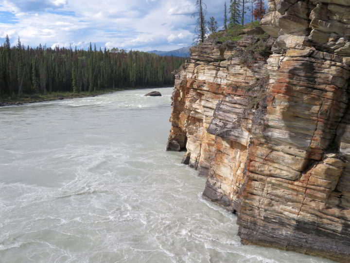 阿萨巴斯卡河的峡谷景观，与阿萨巴斯卡瀑布位于同一地点，阿萨巴斯卡瀑布是加拿大阿尔伯塔落基山脉冰原公园路上最受欢迎的景点之一