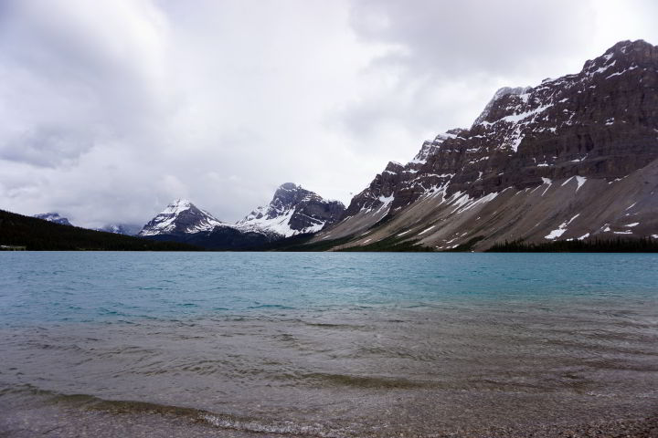 加拿大阿尔伯塔省班夫国家公园的弓湖，绿松石色的冰川给水，壮观的落基山脉景观