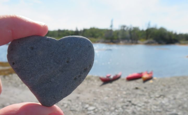 我爱新斯科舍省!!心形的石头海滩发现，而划艇从蓝岩NS