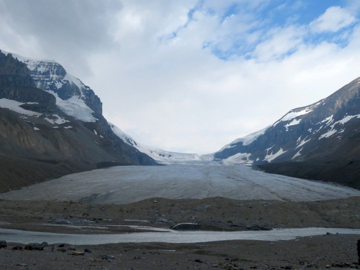 阿萨巴斯卡冰川脚趾(基地)-哥伦比亚冰原在加拿大落基山脉