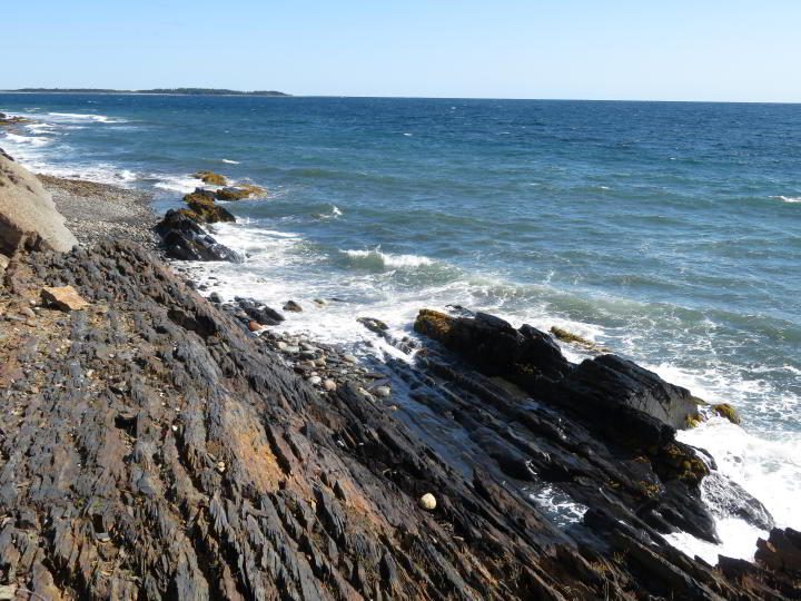 岩石海岸线部分加夫角小径新斯科舍省南海岸。