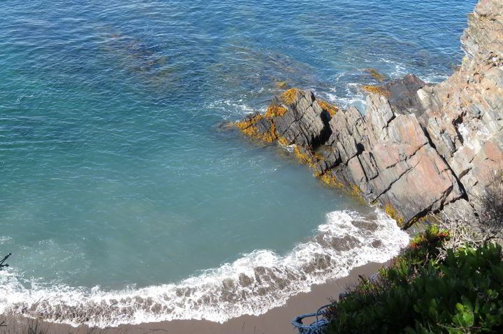 海浪冲击岩石和海滩海岸的俯视图。