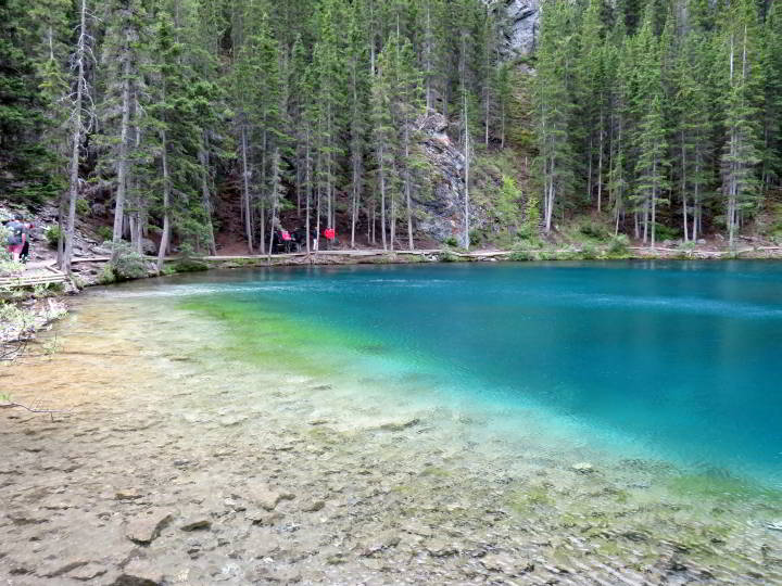 格拉斯湖像宝石一样闪烁着绿松石般的海蓝宝石色调。最佳坎莫尔徒步旅行-加拿大阿尔伯塔省
