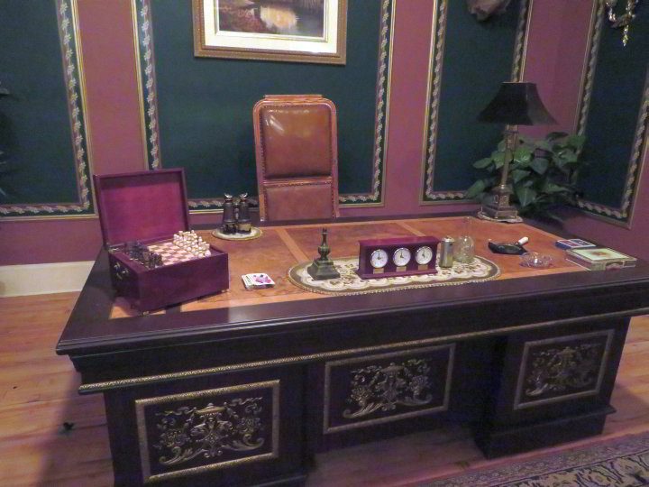 阿尔卡彭的书桌在驼鹿颚萨斯喀彻温-驼鹿颚隧道之旅