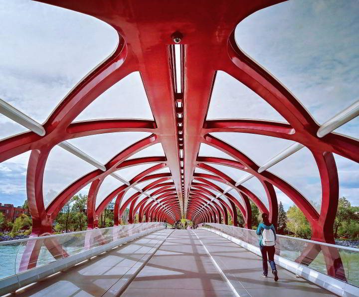 亮红色的和平桥骨架，连接行人和卡尔加里市中心。由西班牙建筑师圣地亚哥·卡拉特拉瓦设计