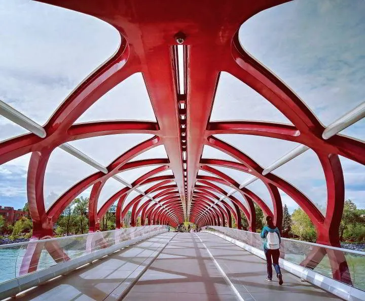 和平桥的鲜红色骨架，连接着行人和卡尔加里市中心。由西班牙建筑师圣地亚哥·卡拉特拉瓦设计