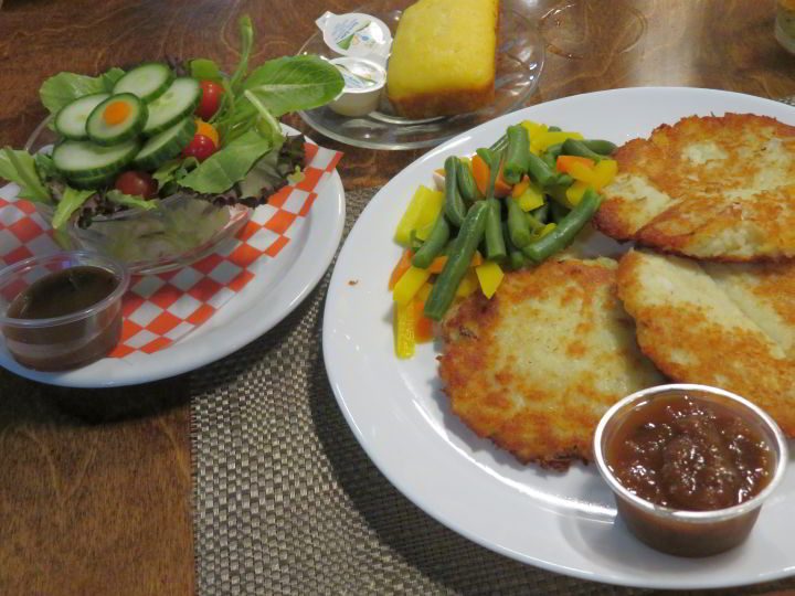 在新墨西哥州盖奇镇的溪景餐厅享用鱼饼、蔬菜、晚餐沙拉和玉米面包