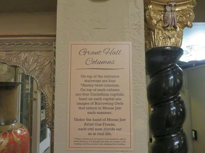 Grant Hall Hotel in Moose Jaw SK的特点是在洞鸮大厅的柱子上挖洞的猫头鹰。艺术家Gus Froese创作的猫头鹰。