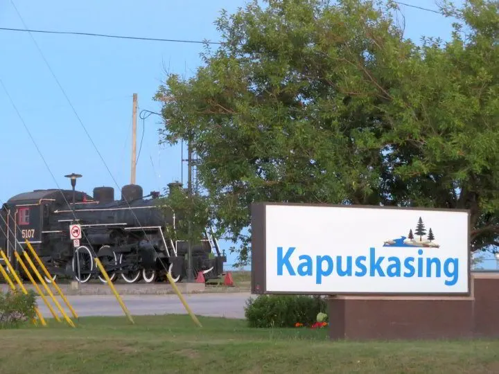 卡普斯卡辛安大略省欢迎标志。这个名字来源于希腊语中的“分支”一词