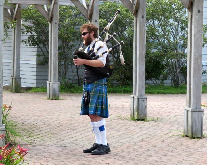 在新斯科舍省的游客中心，一位风笛手穿着苏格兰裙向游客致意