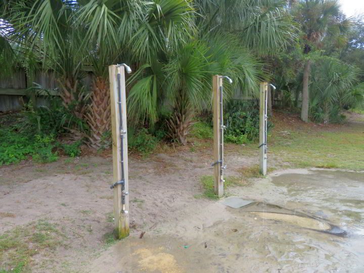 Mickler Beach FL的淋浴间位于停车场附近。