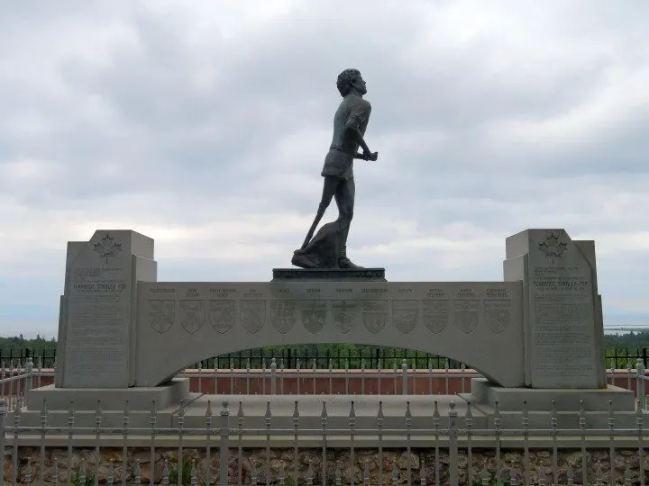 特里·福克斯纪念馆和瞭望台位于安大略省桑德湾，纪念这位年轻的癌症研究活动家和他的希望马拉松