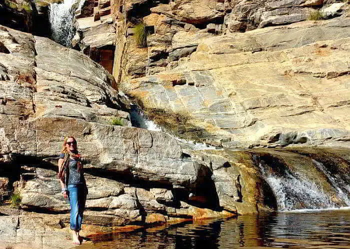 苏珊·摩尔在图森萨比诺峡谷的瀑布旁。
