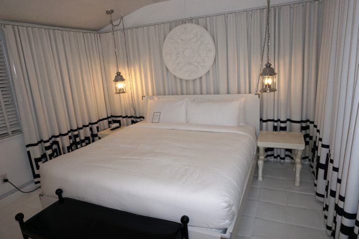 棕榈泉阿瓦隆酒店优雅的黑白卧室